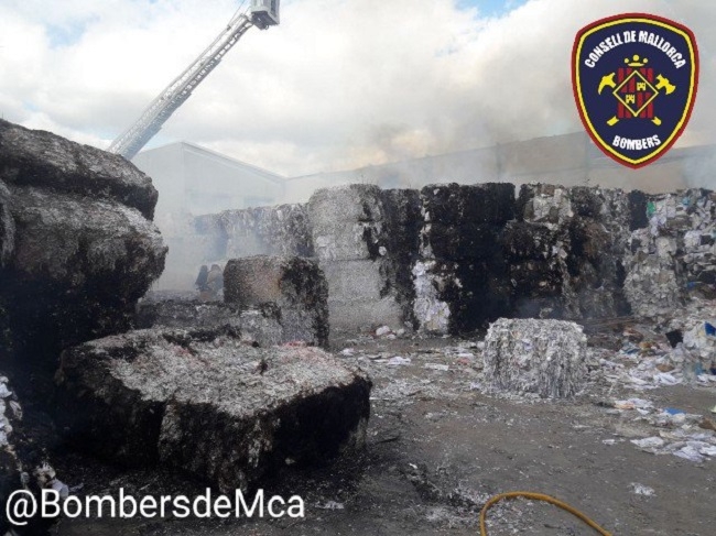 Bomberos de Mallorca siguen trabajando en el incendio industrial exterior en el Polígono de Marratxí
