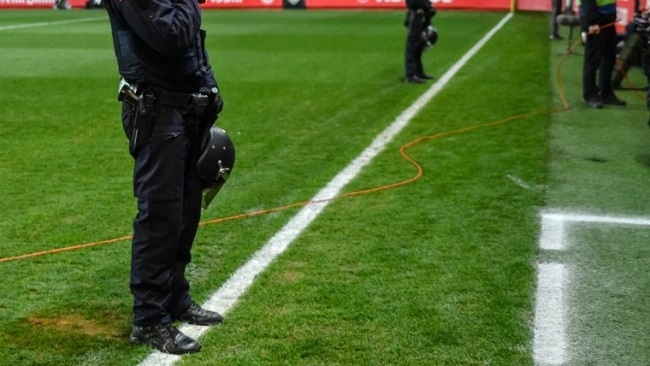 La Policía Nacional detiene a un joven por propinar un golpe en el rostro a otro varón en un partido de fútbol