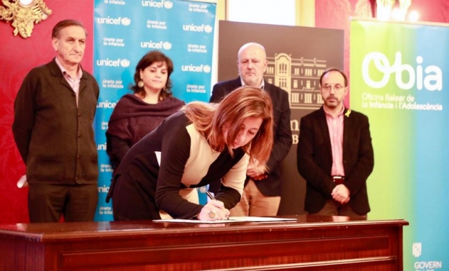 La presidenta de las Illes Balears firma la adenda al Pacto Balear para la Infancia