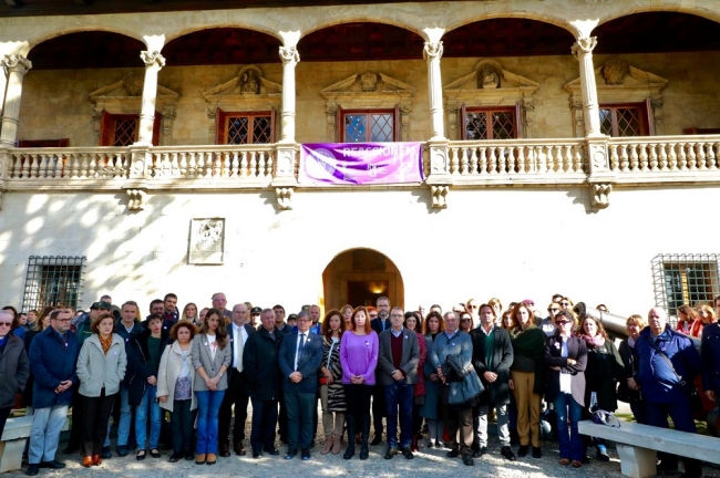 El Govern condena las violencias machistas con un minuto de silencio en el Consolat de Mar con motivo del 25-N