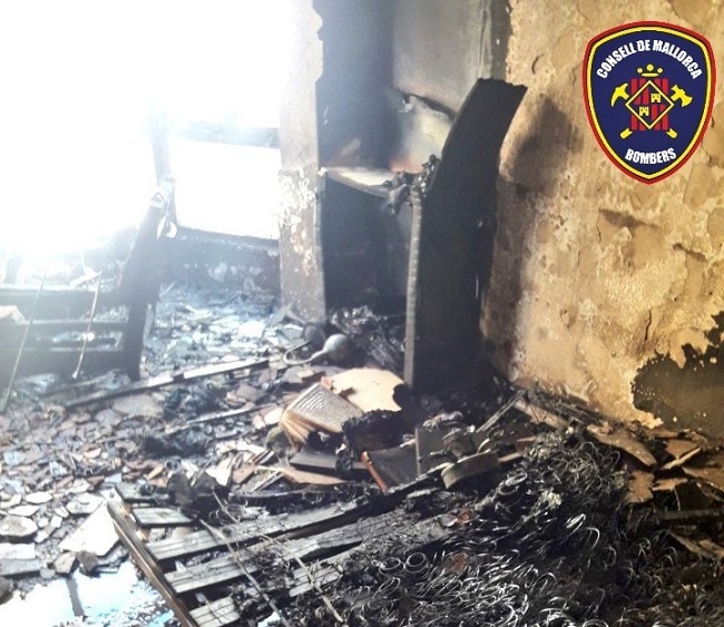 Desalojado a causa de un incendio un edificio el Port d'Andratx