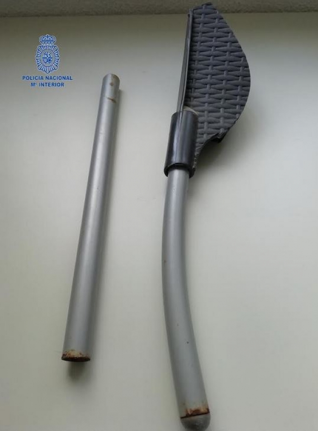 Un cliente de un hotel golpea una vidriera y agrede a un trabajador