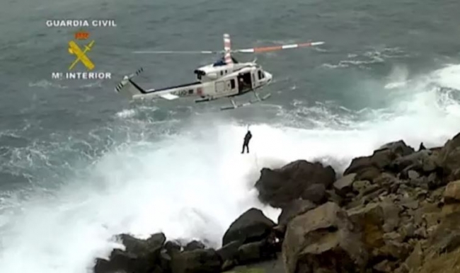 Un Guardia Civil se lanza al mar y rescata a una persona que cayó al agua