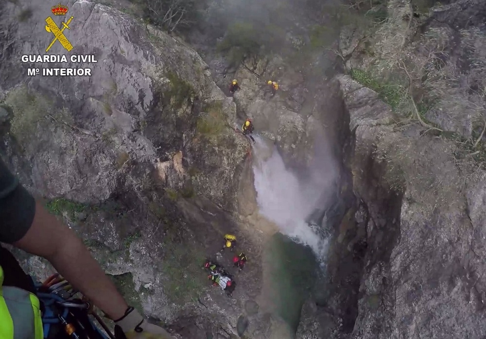 La Guardia Civil rescata a una mujer accidentada en el interior del torrent de Solleric 