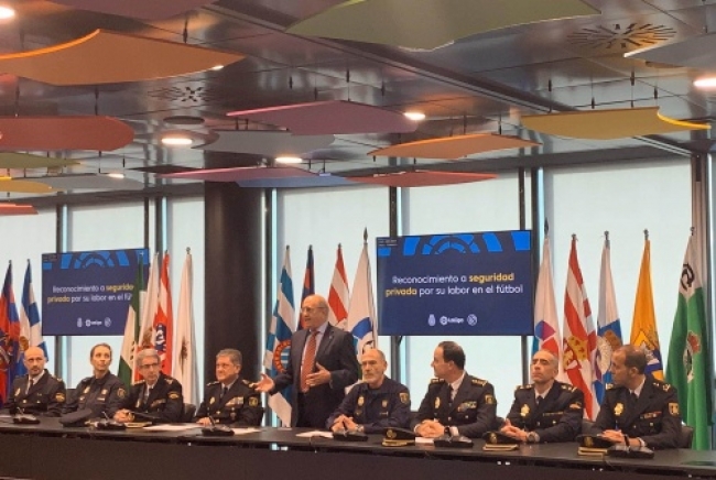 La Liga premia a la Policía Nacional por el trabajo que realiza para garantizar la seguridad en los estadios de fútbol