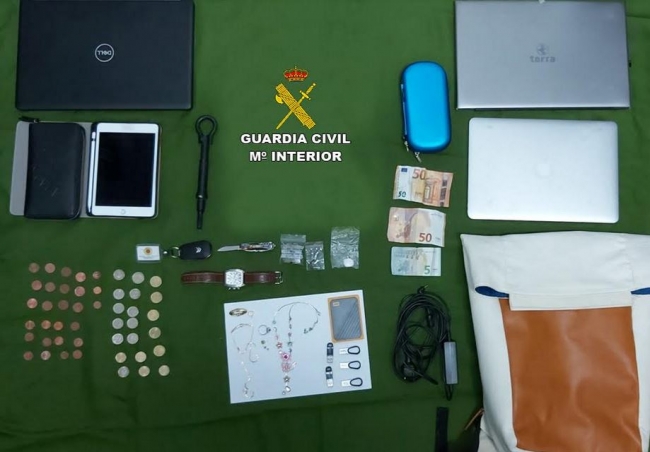 La Guardia Civil detiene en Felanitx a un joven por tráfico de drogas y en Campos a dos hombres por robo 