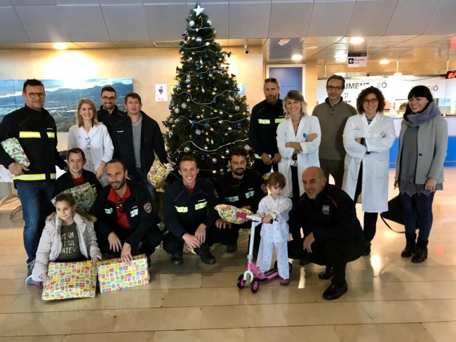 Los Bombers de Mallorca reparten juguetes en los hospitales de Inca y Manacor