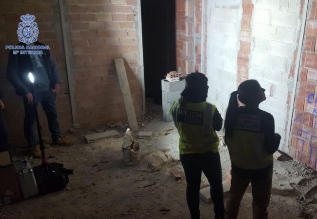 La Policía Nacional y la Policía Local desmantela el punto de venta de una organización dedicada al menudeo