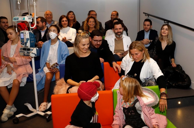 Son Espases estrena una sala de cine para los niños ingresados