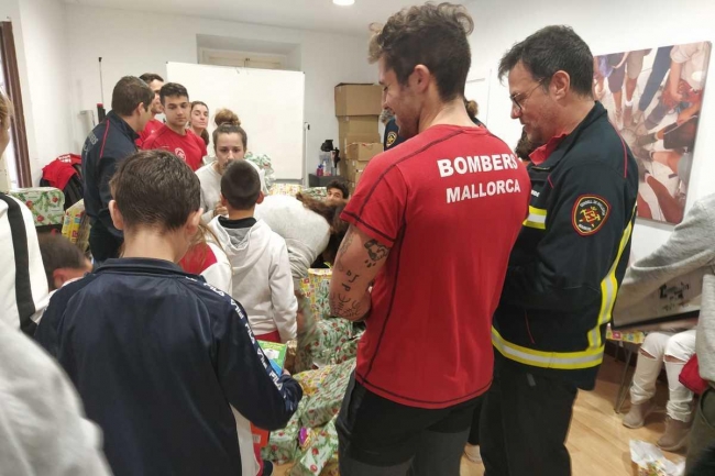 Los Bomberos de Mallorca reparten juguetes a menores tutelados por el IMAS