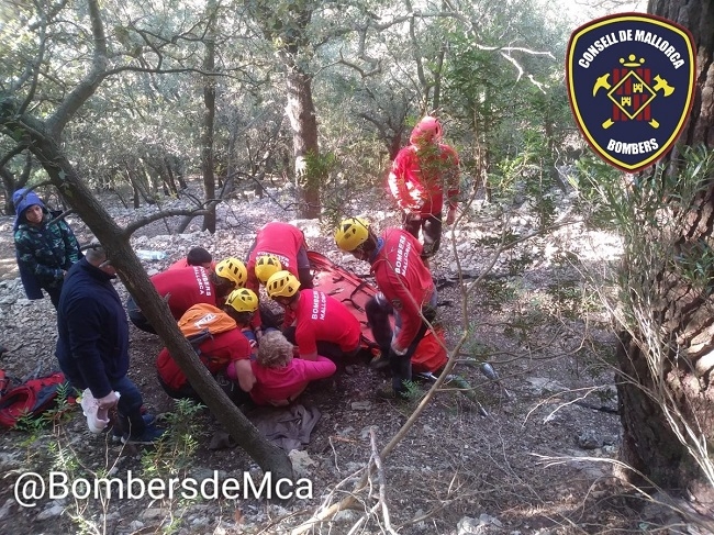 Bomberos de Mallorca rescatan a una senderista en es Salt des Freu