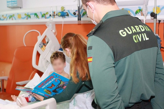 La Guardia Civil entrega en Son Espases y en dos asociaciones, juguetes nuevos donados por guardias civiles y sus familias