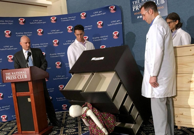 Ikea indemniza con 41 millones de euros a los padres de un niño que murió aplastado por una cómoda Malm