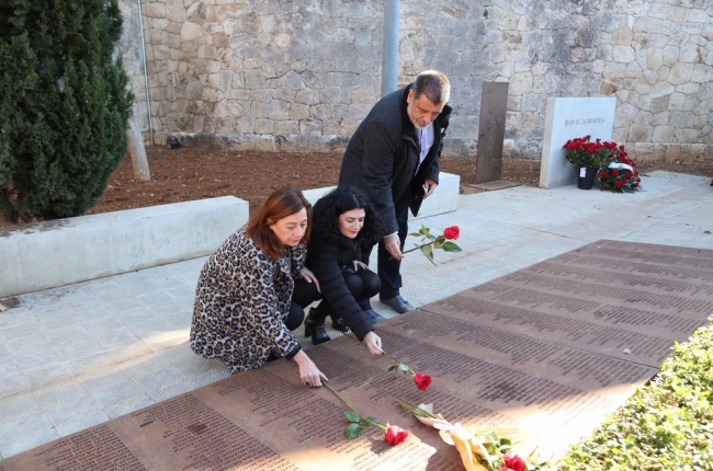El Govern hace entrega de los restos mortales de Juana Baño a su familia y le rinde homenaje en el Muro de la Memoria de Palma
