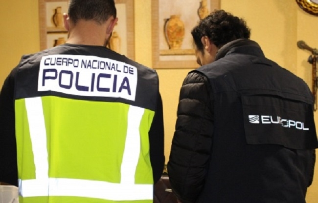 La Policía Nacional detiene a dos fugitivos reclamados por las autoridades alemanas y macedonias