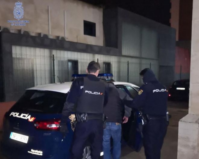 La Policía Nacional detiene -in fraganti- a un hombre tras forzar el asiento de una motocicleta 