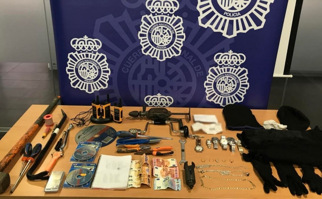 La Policía Nacional detiene a tres personas por robar una joyería en la localidad de Ibiza mediante un “butrón