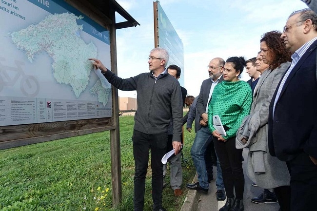 Instalan 582 elementos de señalización para ordenar las vías y rutas cicloturísticas de Mallorca