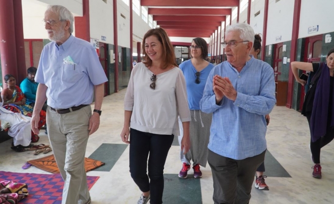 Armengol visita en Anantapur un centro hospitalario para enfermos de VIH/SIDA financiado con fondos de cooperación del Govern