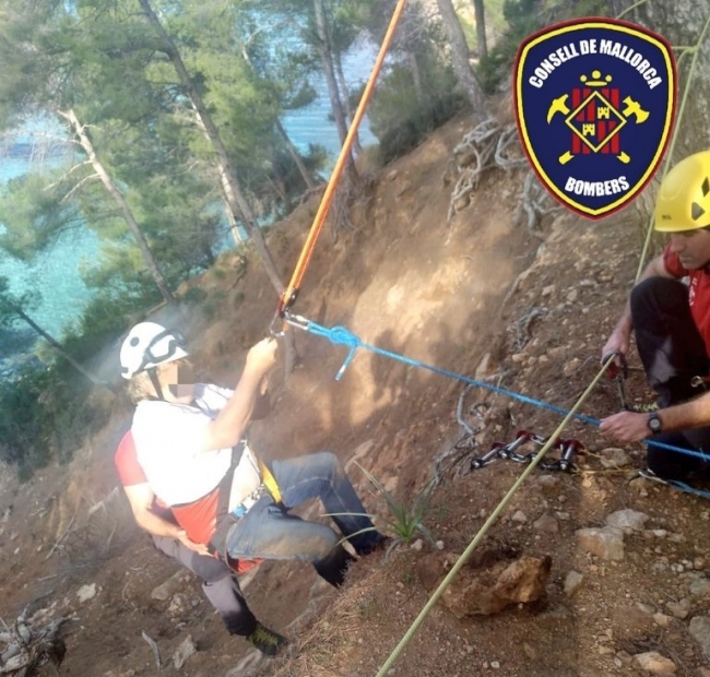 Bombers de Mallorca rescatan a dos excursionistas en Cala Clara