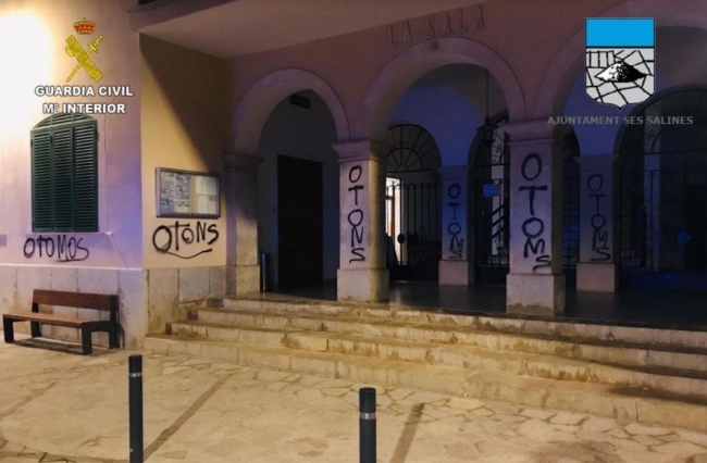 La Guardia Civil y la Policía Local de Ses Salines identifican al autor de unas pintadas en edificios