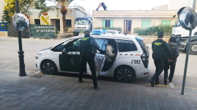 La Guardia Civil desmantela un punto de venta de drogas en la localidad de Campos