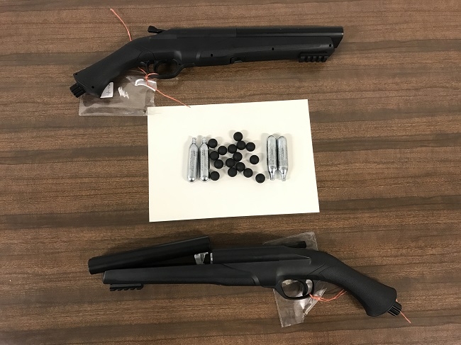 La Guardia Civil interviene dos escopetas prohibidas de gas comprimido