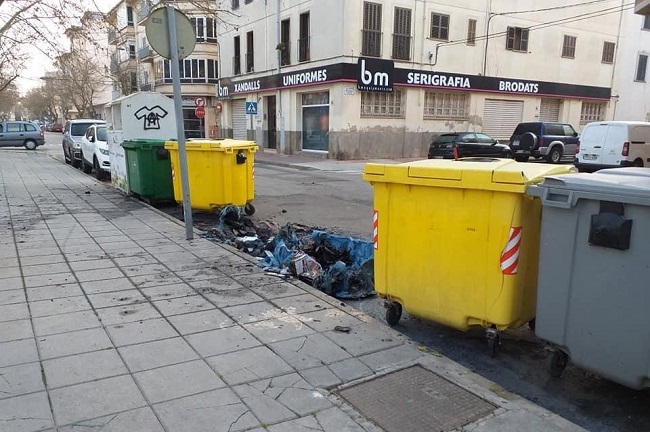 Queman doce contenedores en Manacor