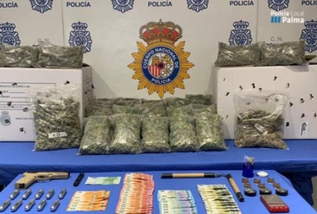 La Policía Nacional y la Policía Local detienen a dos personas por un delito contra el tráfico de drogas 