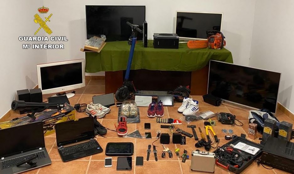 La Guardia Civil detiene a dos jóvenes por 40 robos en viviendas, comercios y vehículos de Campos 