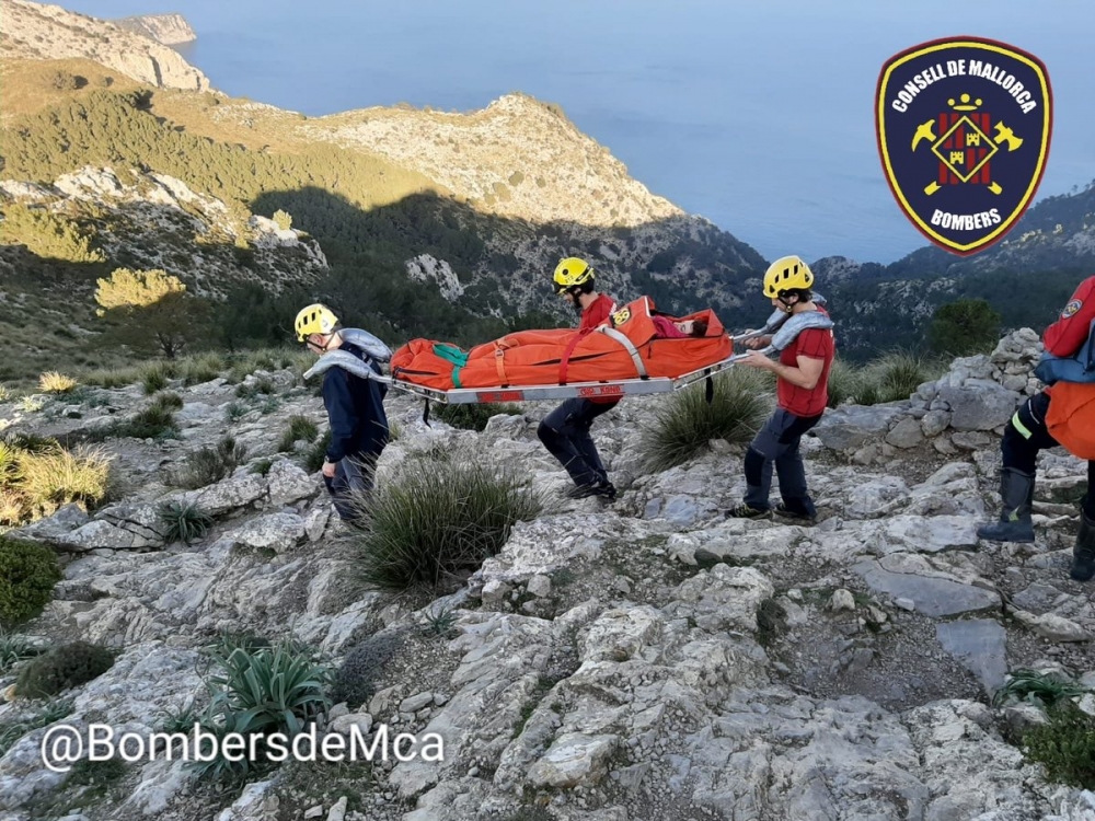Los bomberos rescatan en Alcúdia a una excursionista lesionada en la espalda