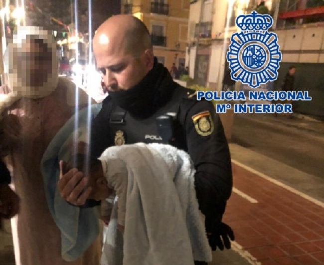 Una patrulla de la Policía Nacional salva a un bebé tras 20 minutos de reanimación