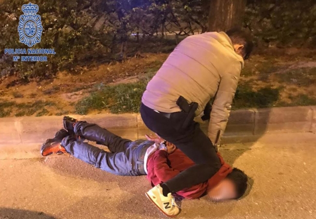 La Policía Nacional detiene a un hombre por robar a un viandante con un cuchillo