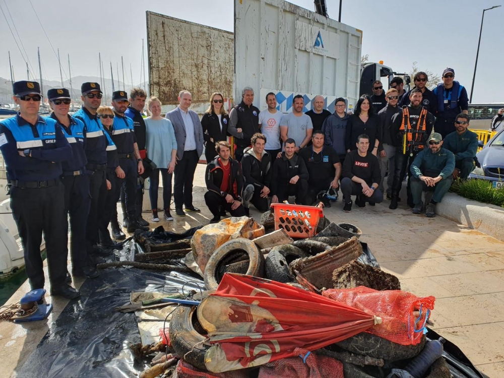 1,6 toneladas en Fornells y 5 en Sant Antoni extraídos de la limpieza del fondo marino organizada por PortsIB