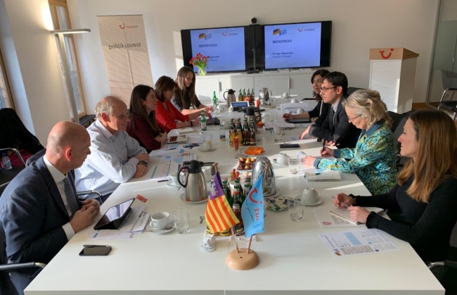 El conseller Negueruela y TUI se reúnen en Berlín y trasladan un mensaje de tranquilidad y confianza