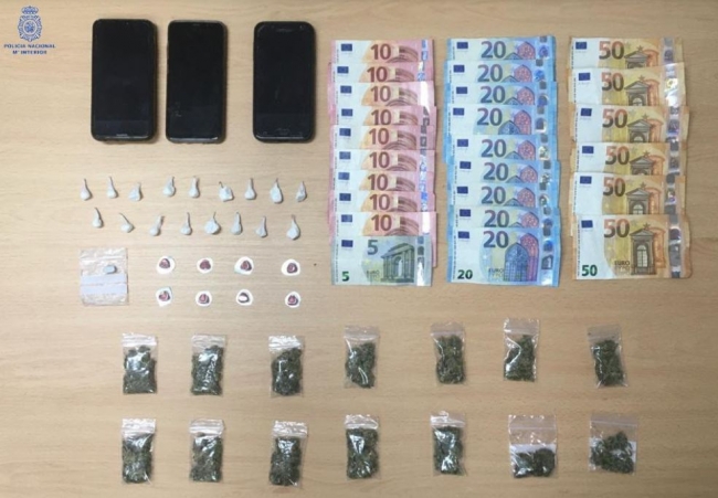 Tres detenidos por ofrecer sustancias estupefacientes a turistas y transeúntes de la zona