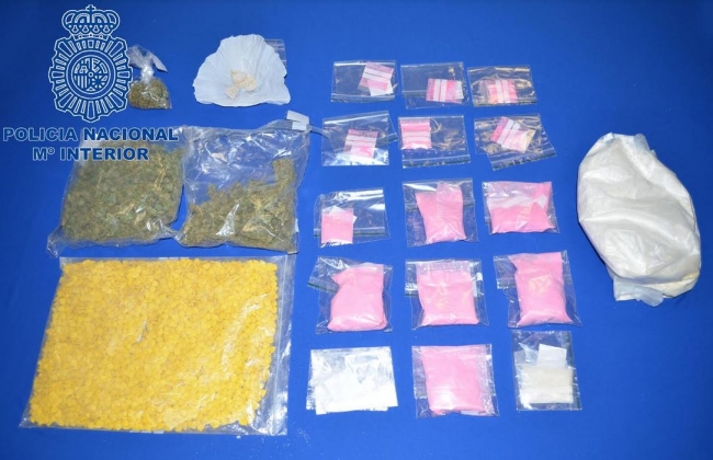 La Policía Nacional detiene a un hombre en el interior de un domicilio con droga