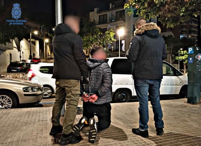 La Policía Nacional detiene a tres personas por un delito de robo con violencia e intimidación 