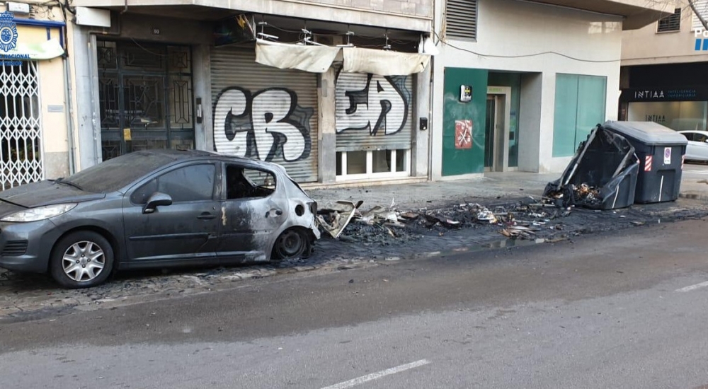 Un detenido por quemar cuatro contenedores, un coche y daños en la fachada