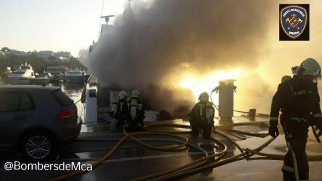 Bomberos de Mallorca controlan un fuego en una embarcación de Puerto Portals