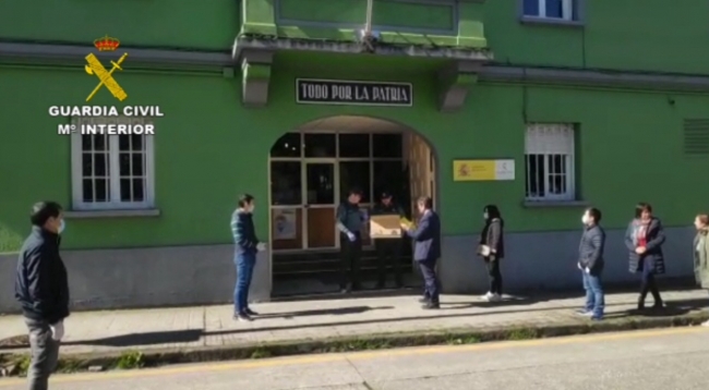 Puestos de la Guardia Civil reciben donaciones de mascarillas y otro material sanitario 