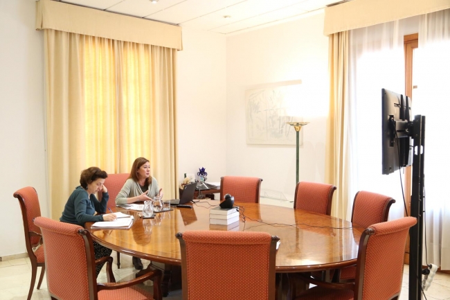 Armengol y Santiago se reúnen por videoconferencia con los responsables de los servicios sociales en las diferentes instituciones de Balears