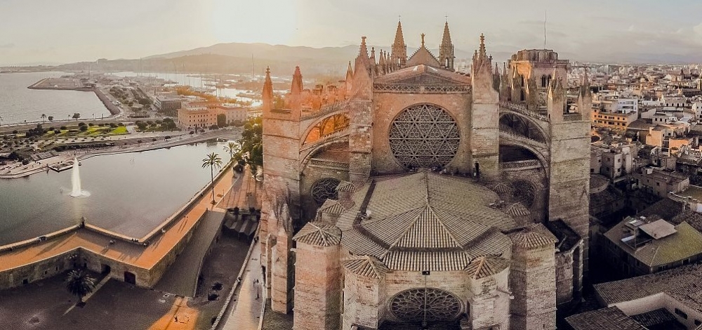 La Catedral firma un convenio de colaboración con el colegio oficial de guías turísticos de las islas Baleares