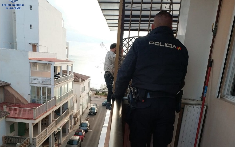 Un hombre que amenazaba con suicidarse es detenido por un delito de malos tratos