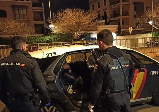 La policía Nacional detiene a una mujer en dos ocasiones en 24 horas por varios robos en vehículos