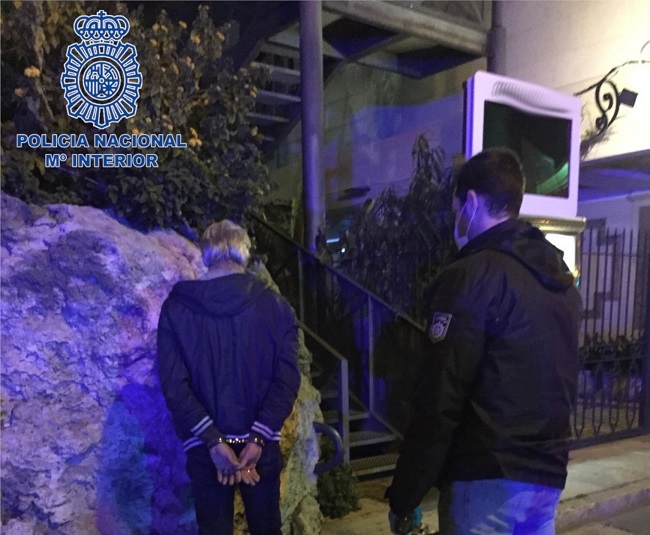 La Policía Nacional detiene a un hombre por forzar y robar en un coche 