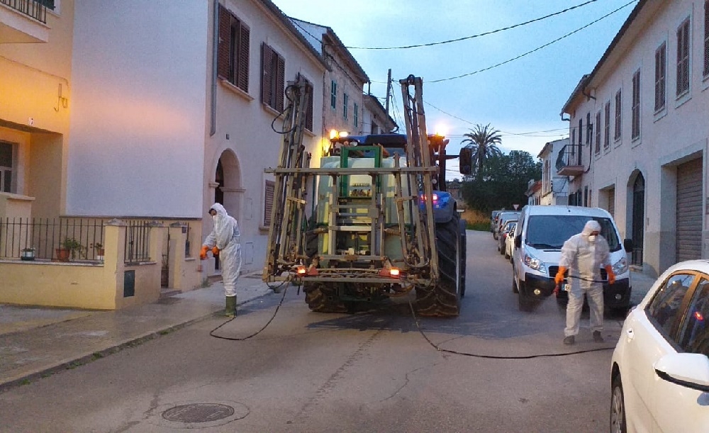 Los agricultores del Pla de Sant Jordi colaboran con la limpieza desinfectante de la Casa Blanca, s'Aranjassa, el Pil·larí y Sant Jordi