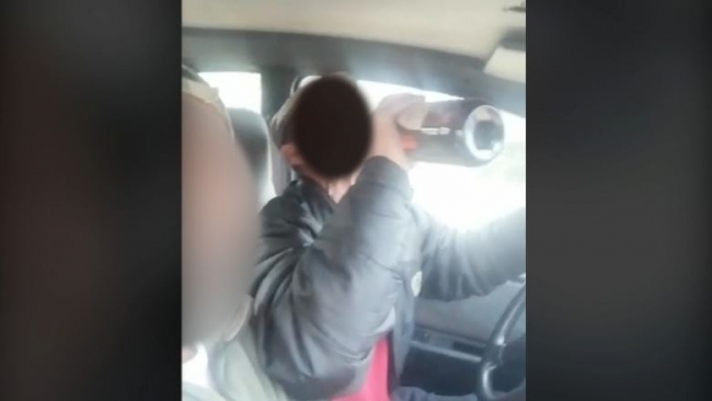 Investigadas dos personas que publicaron un vídeo circulando sin uso del cinturón, bebiendo alcohol y sin seguro