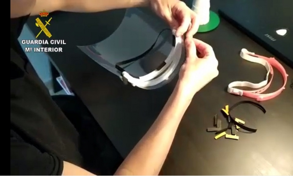 Familiares de guardias civiles de Mahón confeccionan pantallas de protección 