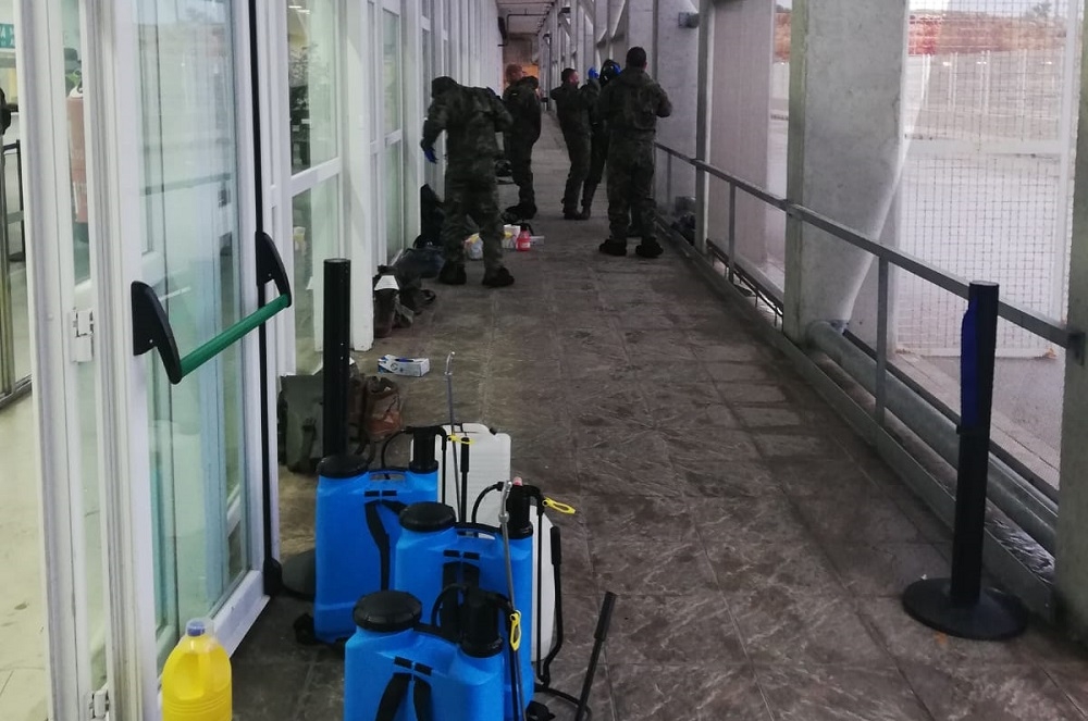 El Ejército desinfecta las instalaciones del puerto exterior de Ciutadella